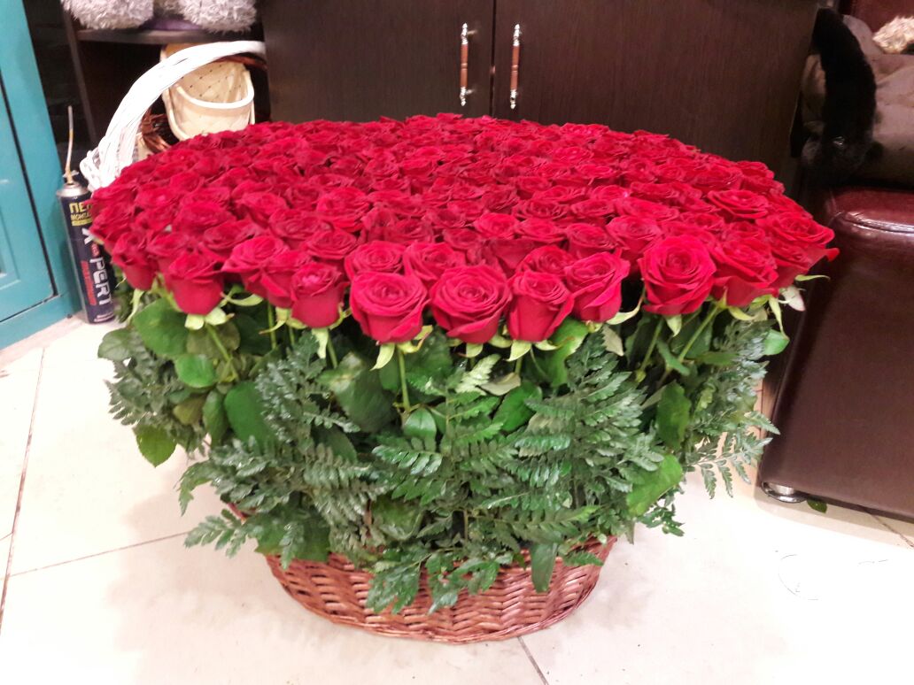 Композиция из 101 красной розы с зеленью в корзине