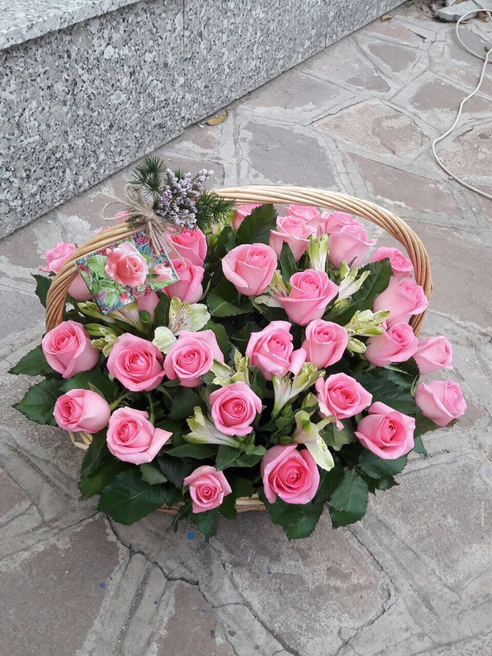 Композиция из 31 розовой розы с альстромериями в корзине