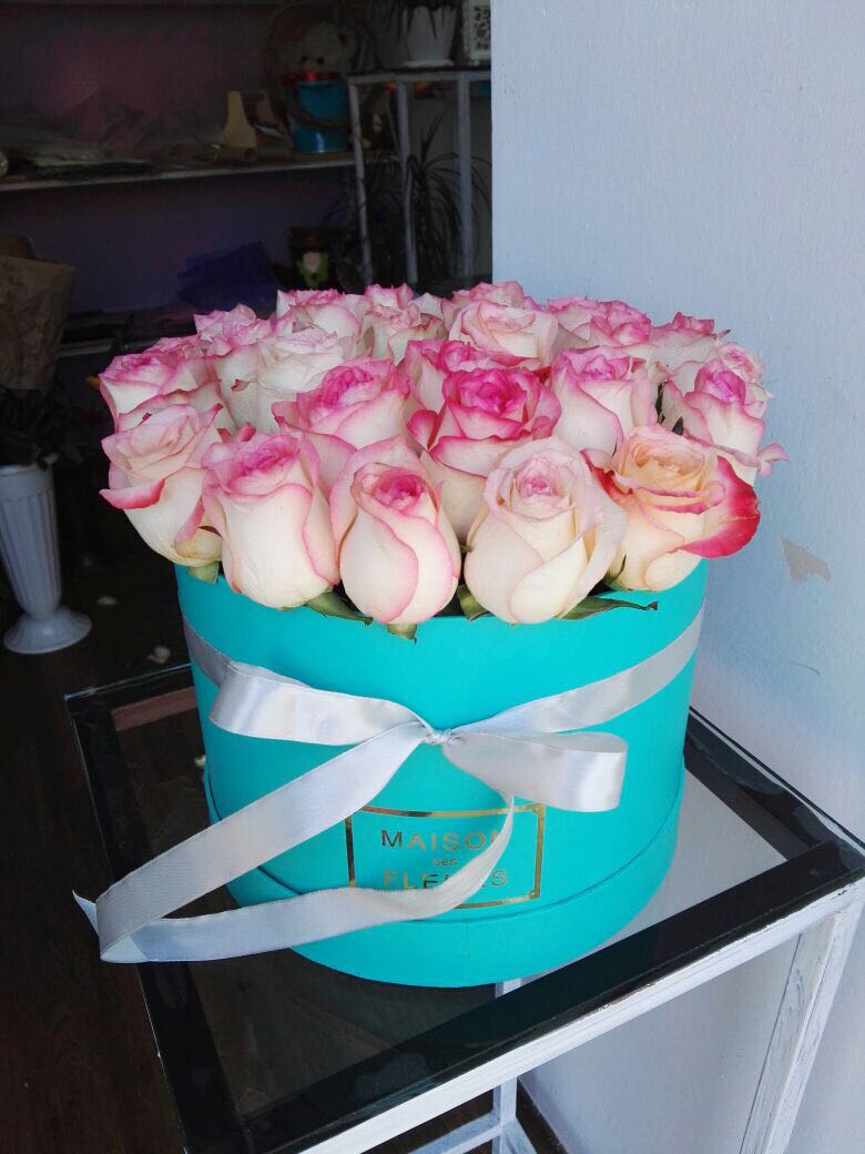 25 бело-розовых роз в коробке