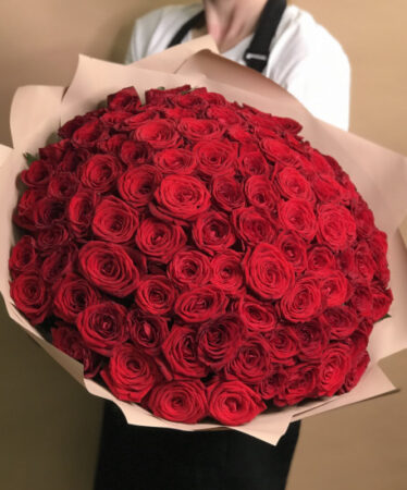 101 kr r 374x450 - Букет из 101 красной розы