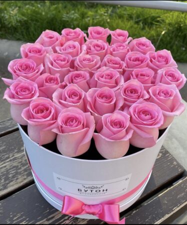 25 розовых роз в коробке