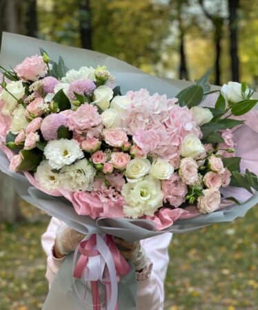 gortenz liziant kust roza zelen dekor roza hrizant 374x450 - Букет из 17 белых роз