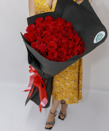 Букет из 55 красных метровых роз