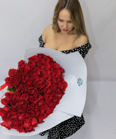 img 4490 374x450 - Букет из 101 красной розы