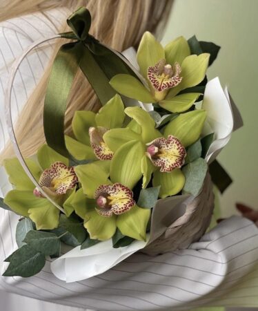 Корзина из 5 орхидей