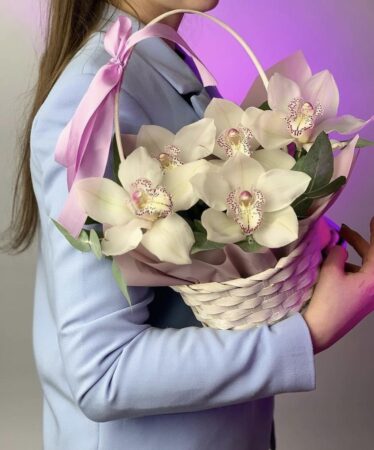 Корзина из 5 белых орхидей