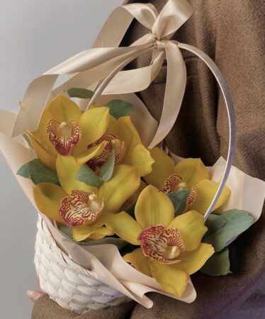 Корзина из 5 желтых орхидей